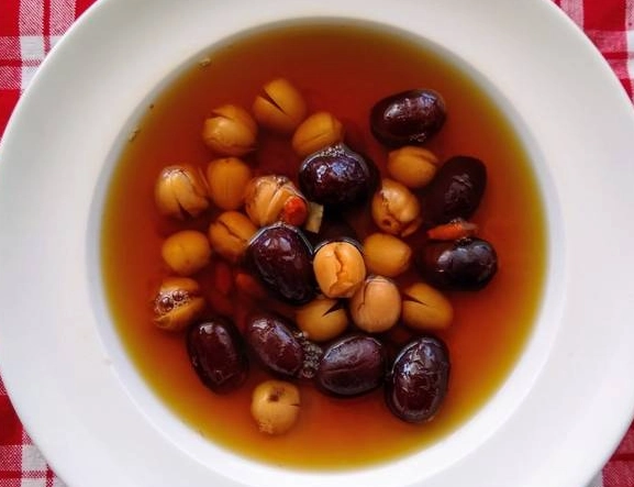 黑豆蓮子紅棗枸杞水