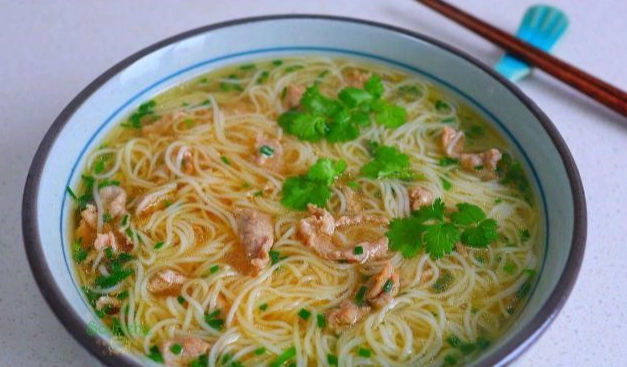 長壽麵線熱量全解析：一碗多少卡？健康吃法與熱量控制攻略